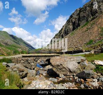 Petit pont en bois traversant la rivière Afon Nant Peris comme il coule à travers Llanberis pass en Gwynedd au nord du Pays de Galles Banque D'Images