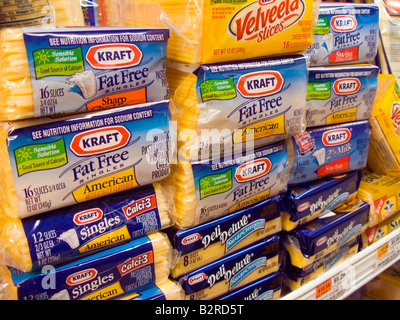 Les emballages de fromage Kraft Foods sont vus dans un supermarché réfrigérateur cas à New York Banque D'Images