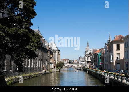 Vue sur le canal de l'Hoornstrasse Predikherenlei vers le centre-ville historique, Gand, Belgique Banque D'Images