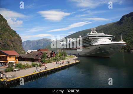 Flam Norvège bateau de croisière dans le port Banque D'Images