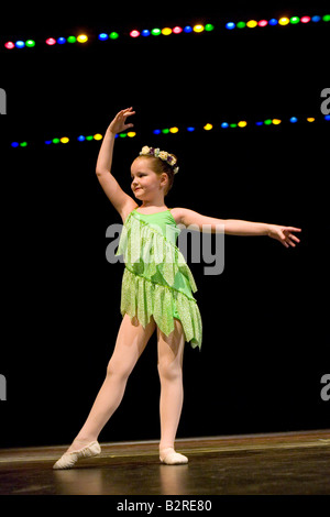 Jeune fille danse classique sur scène Banque D'Images