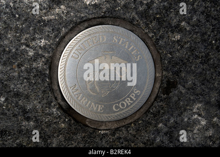 Sceau de l'United States Marine Corp ensemble dans une plaque à la Vietnam Veterans Memorial à New York Banque D'Images