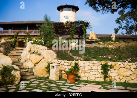 Marches de pierre menant à une grande maison de style espagnol Banque D'Images