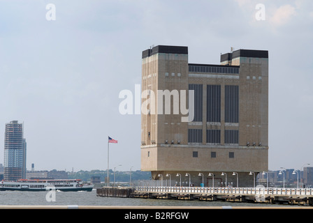 Un bâtiment abritant le puits de ventilation pour le Holland Tunnel reliant New York et le New Jersey Banque D'Images