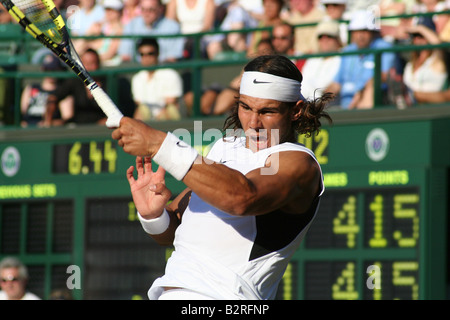 L'Espagne de Rafael Nadal contre Irakli Labadze de Géorgie sur le Court central lors de l'édition 2006 du Championnat de Tennis de Wimbledon Banque D'Images