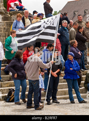 Les gens avec le drapeau national Breton en attendant le Tour de France 2008 course pour passer à Melrand, Bretagne, France Banque D'Images