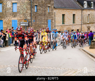 Tour de France 2008 - Alejandro Valverde maillot jaune dans le peloton arrivant dans la petite ville bretonne de Melrand, Bretagne, France à l'étape 2 Banque D'Images