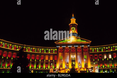 Les lumières de Noël ornent de Denver City and County Building Banque D'Images