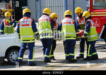 Recrues incendie levage pratique une victime de l'épave au cours de la formation Banque D'Images