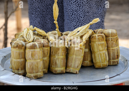 Gâteaux de riz vapeur Banh Chyng ou banh chung Hoi An Vietnam Marché Banque D'Images