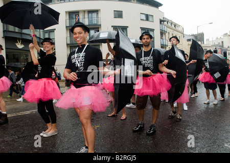 Royaume-uni, Angleterre, 2 août 2008. Au cours de la parade Gay Pride à Brighton fait son chemin à travers le centre ville. Banque D'Images