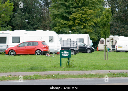 Pas de stationnement sur l'herbe devant les voyageurs un site UK Banque D'Images