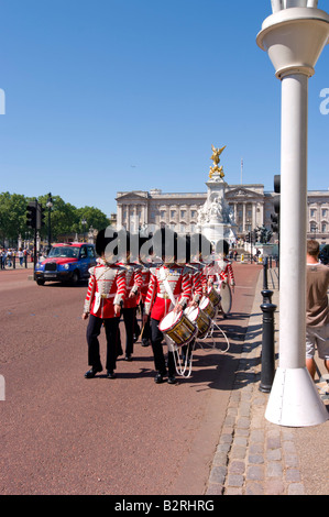 UK Angleterre London Welsh Guards Band se déplaçant le long du Mall 2008 Banque D'Images