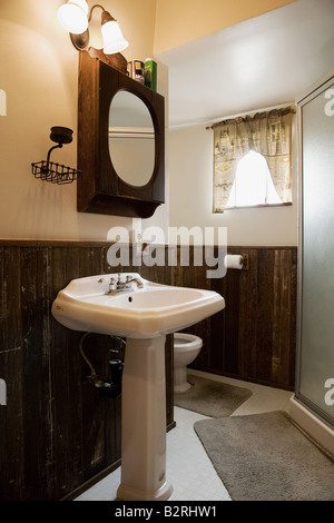 Petite salle de bains avec un lavabo sur pied Banque D'Images