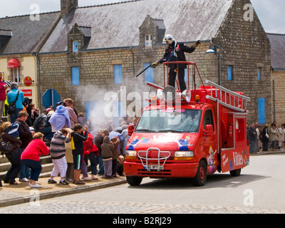 De l'eau Vittel caravane publicitaire imbibe la foule d'attente Tour de France 2008 Europe Banque D'Images