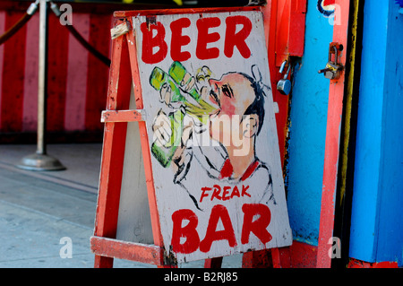 En dehors de la publicité signe 'freak' bar à côté de la freak show à Coney Island Banque D'Images