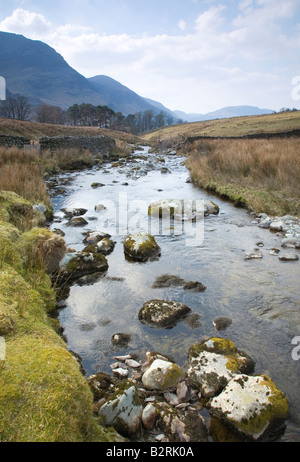 Gatesgarthdale parsemées de blocs Beck qui coule vers le lac Buttermere Lake District National Park Grande-Bretagne Angleterre Cumbria Banque D'Images