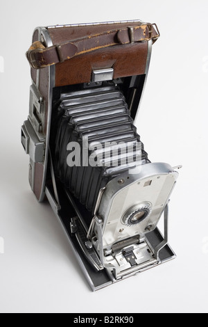 Appareil photo Polaroid antique old fashion avec soufflet en marron étui en cuir Banque D'Images