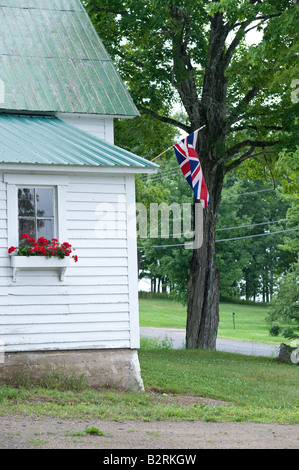 One room school house Keswick Ridge sur le Nouveau-Brunswick en juillet avec l'Union Jack drapeau britannique au Canada Banque D'Images