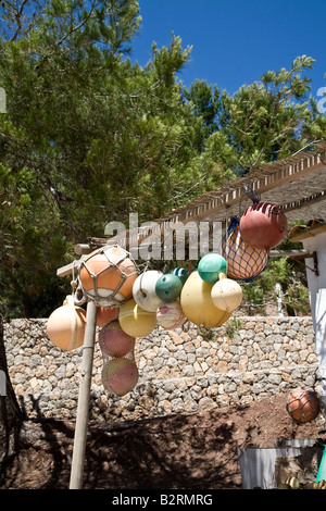 Flotteurs à une cabane à plongeurs à Cala Tuent, Mallorca, Espagne Banque D'Images