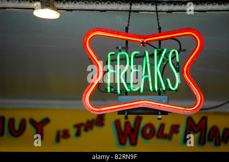 En néon publicité le freak show à Coney Island" Banque D'Images