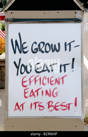 Signe qui annonce que la production destinée à la vente est cultivé localement Banque D'Images