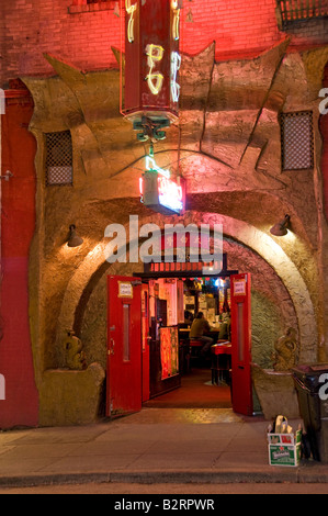 L'extérieur de l'entrée du bar dans le quartier chinois San Francisco CA USA Banque D'Images