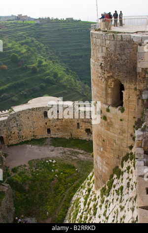 Les touristes en haut du château croisé du Crac des Chevaliers en Syrie Banque D'Images