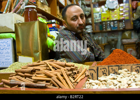 Vendeur d'épices au souk dans la vieille ville d'Alep en Syrie Banque D'Images