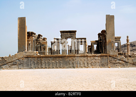 L'Iran Persepolis - reste du complexe de palais avec warriors sur socle en bas relief Banque D'Images