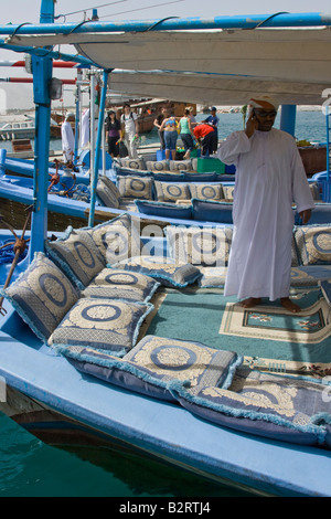 Guide arabe des préparatifs avant une journée d'excursion en bateau sur la péninsule de Musandam à Oman Banque D'Images