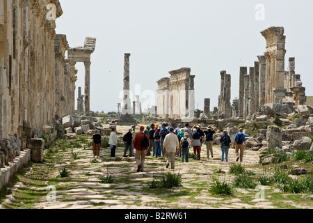 Groupe en voyage organisé vestiges romains à Apamée de Syrie Banque D'Images