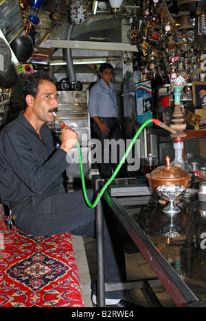L'Iran. Esfahan- personnes fumeurs (Hukkah) narguilé, dans un magasin de thé Banque D'Images