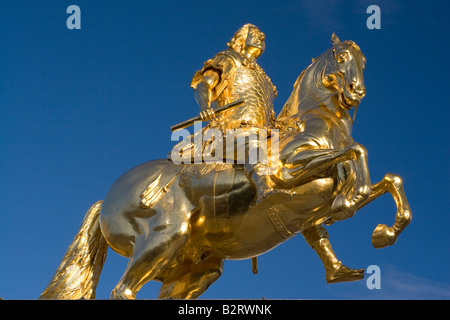 La statue d'or Rider dans la Neustadt de Dresde. La statue est de Frederich Auguste II, l'Électeur de Saxe. Banque D'Images