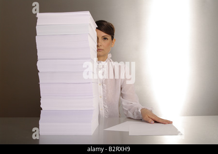 Businesswoman âgés de 24 prise de notes à un bureau d'argent Banque D'Images