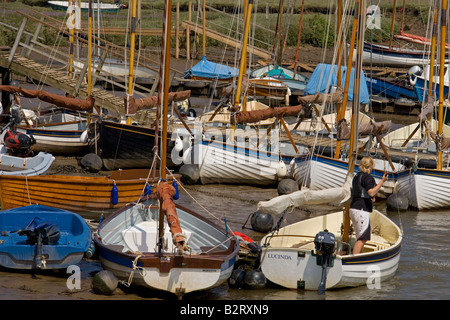 Bateaux amarrés sur Morston Creek Norfolk UK Juillet Banque D'Images