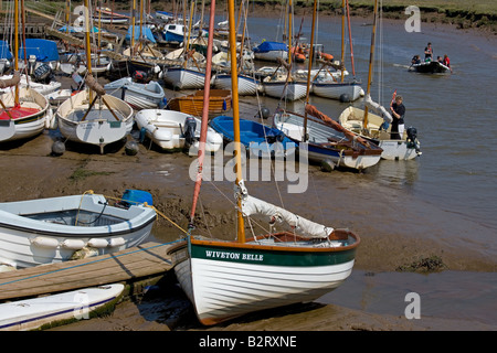 Bateaux amarrés sur Morston Creek Norfolk UK Juillet Banque D'Images