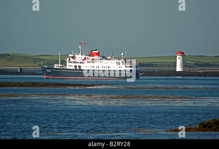 Navire de croisière de luxe MV Hebridean Princess passé à Angus Rock Tour lumineuse sur Strangford Lough en Irlande du Nord Banque D'Images