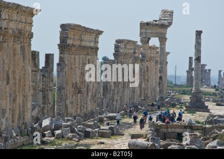 Groupe touristique dans les ruines romaines d'Apamée de Syrie Banque D'Images