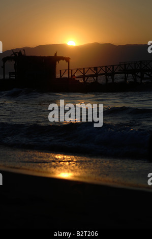 Coucher du soleil à la plage d''Agia Marina, en Crète Banque D'Images