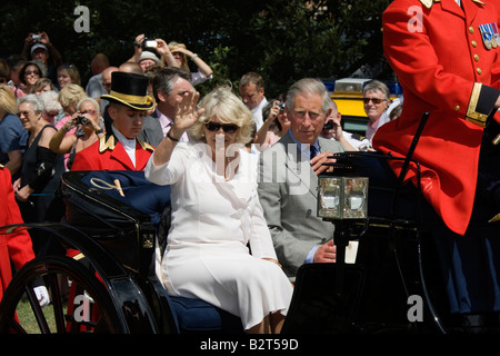 Le TRH Prince Charles et Camilla duchesse de Cornouailles à la sortie de l'exposition florale de Sandringham dans le Norfolk dans un chariot royal Banque D'Images