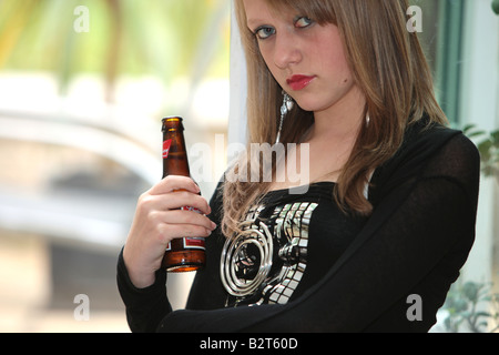 Teenage Girl Holding bouteille de bière Parution Modèle Banque D'Images