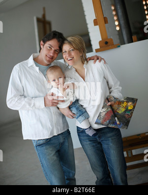 Family posing in art studio Banque D'Images