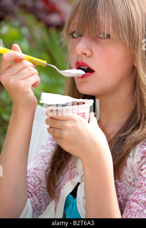 Teenage Girl Eating Fruit Yaourt Parution Modèle Banque D'Images