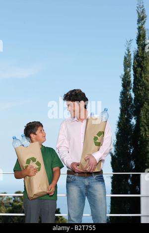 Père et fils le recyclage Banque D'Images