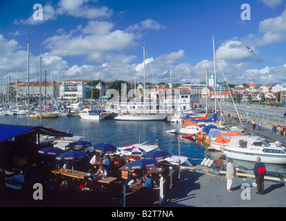 Les touristes, des restaurants, des yachts et bateaux à Côte Ouest Ville de Stromstad ou Strömstad en Suède Banque D'Images