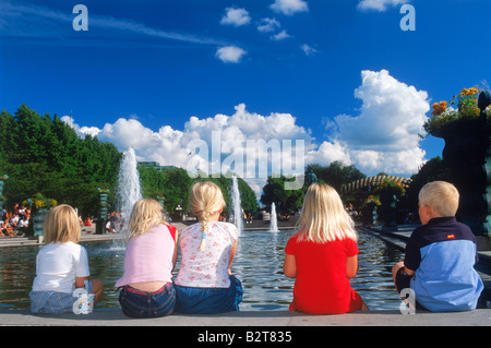 Les enfants suédois et les touristes près des fontaines à Kungsträdgården Kungstradgarden à Stockholm en été Banque D'Images