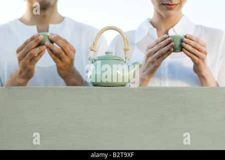 L'homme et de la femme prenant le thé Banque D'Images