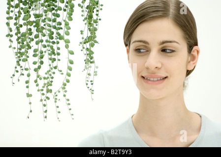 Jeune femme en face de l'usine de suspension Banque D'Images