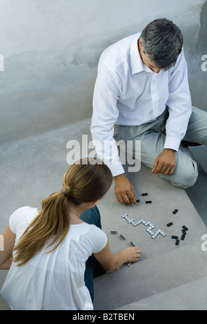 Père et fille jouer aux dominos, regardant vers le bas, high angle view Banque D'Images